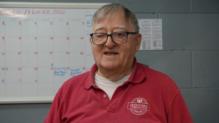 Portrait de Normande Pelletier dans le bureau de l'ébénisterie communautaire. 