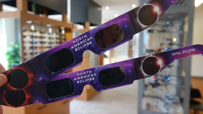 Deux lunettes de protection pour regarder l'éclipse totale.