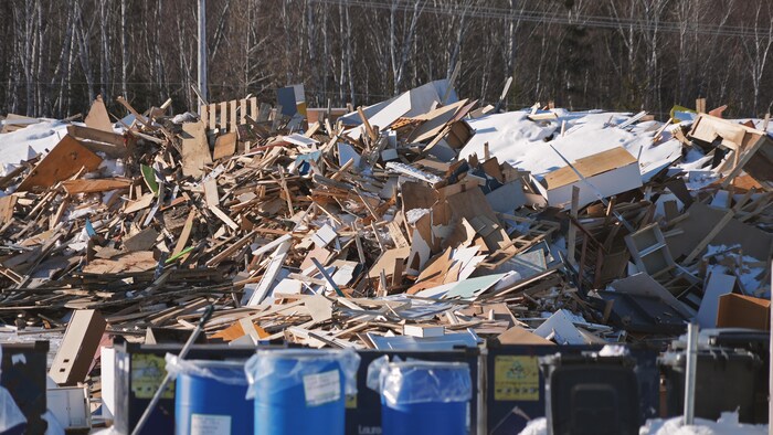 Des morceaux de bois sont posés en piles à l'écocentre de Rimouski.