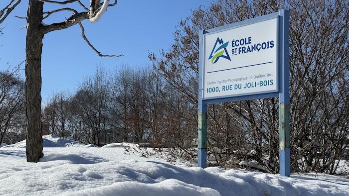 L'enseigne de l'école St-François, à l'extérieur, l'hiver, le jour.
