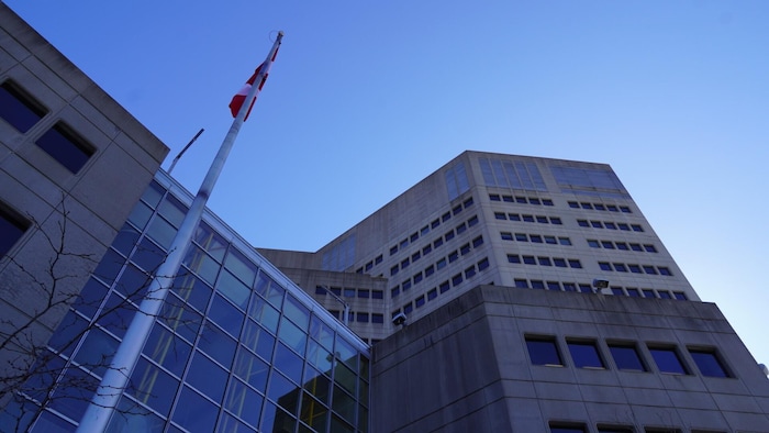 مبنى فدرالي أمامه علم كندا مرفوع على سارية.