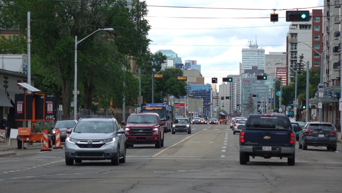 Des automobiles roulent sur une rue du centre-ville d'Edmonton, en Alberta. 