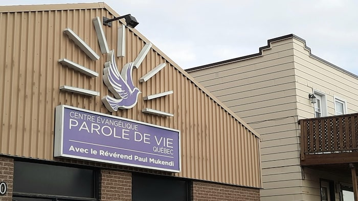 Le Centre évangélique Parole de vie a été fondé en 2004 par Paul Mukendi.

