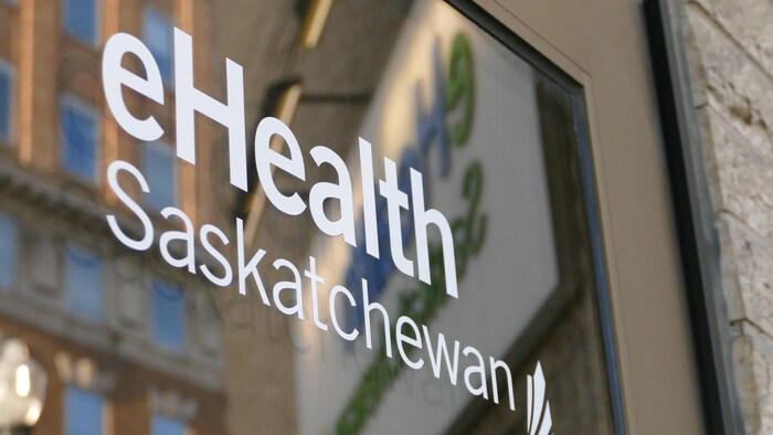 Le nom eHealth Saskatchewan sur une fenêtre.