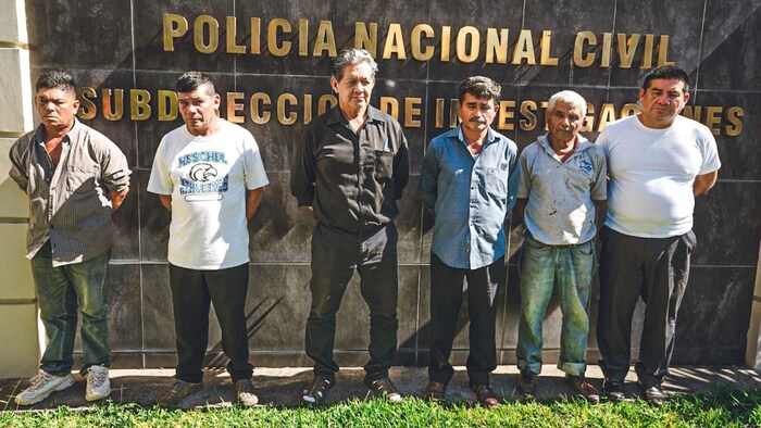 Les détenus sont le directeur exécutif d'ADES, Teodoro Antonio Pacheco, et le conseiller juridique Saúl Agustín Rivas Ortega, ainsi que des dirigeants communautaires de Santa Marta : Miguel Ángel Gámez, Alejandro Laínez García et Pedro Antonio Rivas Laínez.