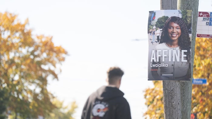 Une pancarte électorale d'Affine Lwalalika attachée à un poteau.