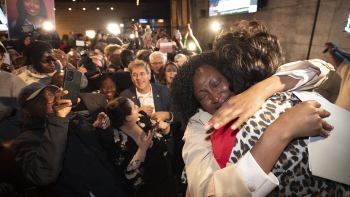 Tatiana Auguste serre Marjorie Michel dans ses bras après sa victoire.