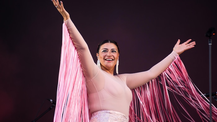 Elisapie sourit au public.