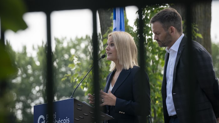 Elsie Lefebvre et Paul St-Pierre Plamondon en point de presse.