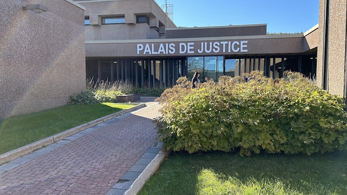 Entrée extérieure du palais du palais de justice.