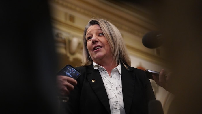 Mélanie Laviolette en mêlée de presse.