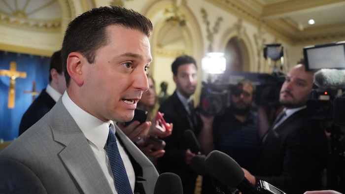 Simon Jolin-Barrette parle en mêlée de presse à l'Assemblée nationale.