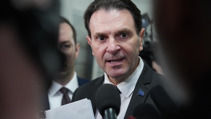 François Bonnardel en mêlée de presse.