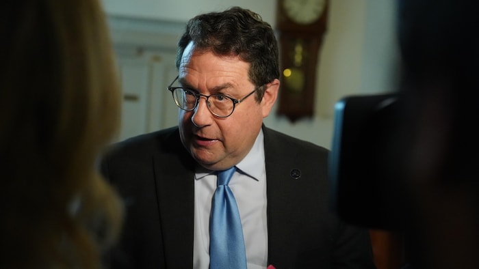 Bernard Drainville parle aux journalistes.