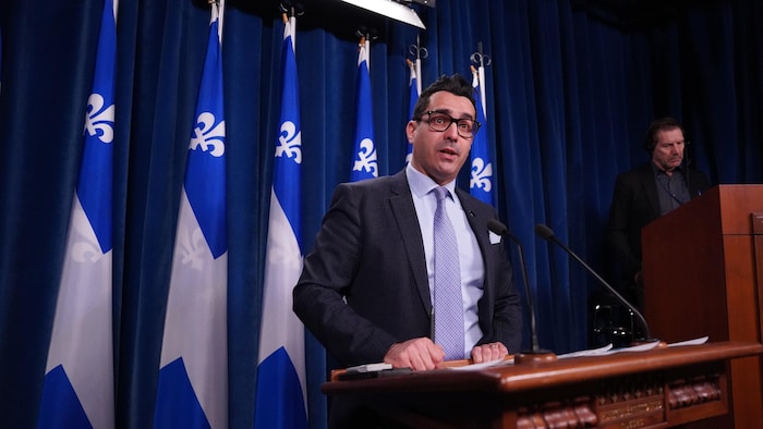M. Derraji en constituent de presse.