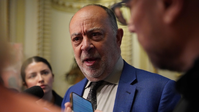 Christian Dubé en mêlée de presse.