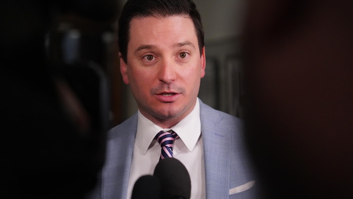 Simon Jolin-Barrette en mêlée de presse.