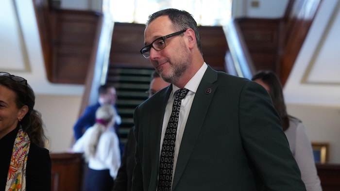 Jean-François Roberge se dirigeant vers le Salon rouge.