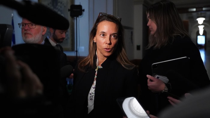 France-Élaine Duranceau répond aux journalistes dans un corridor de l'Assemblée nationale.