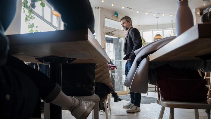 Steven Guilbeault, debout dans un café.