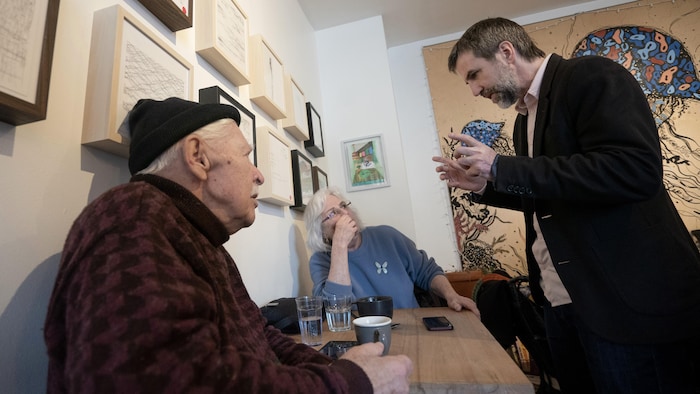 Steven Guilbeault parle avec deux personnes.