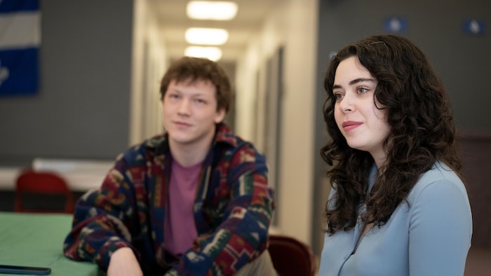 Rose Lessard, à l'avant-plan, est assise avec Sébastien Côté dans le section électoral.