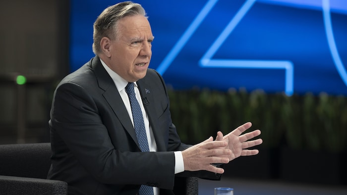 François Legault parle lors d'une entrevue sur un plateau télé.