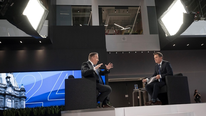 François Legault et Patrice Roy discutent à la nouvelle Maison de Radio-Canada. 