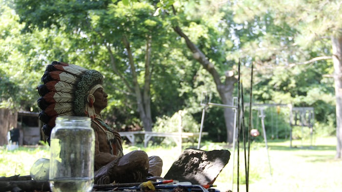 Une statuette dans un jardin.