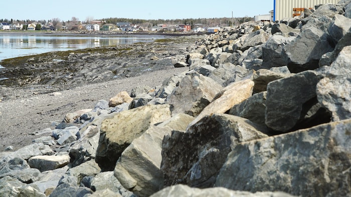De l'enrochement le long du littoral à Rimouski.