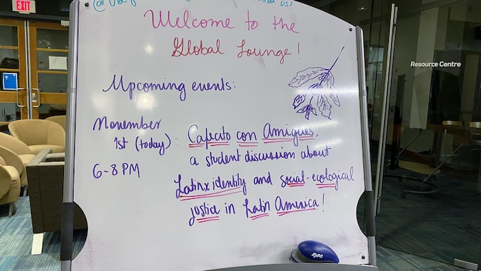 Le tableau annonçant l'événement à l'entrée du Global Lounge de la UBC. 