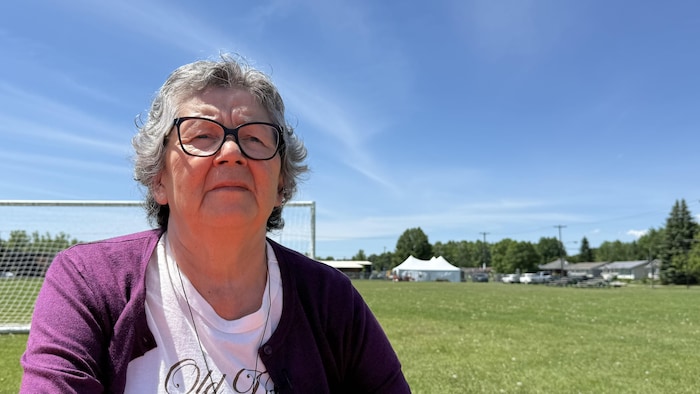 Viviane Echaquan-Niquay sur un terrain de soccer.