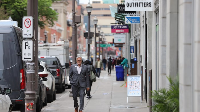 Des passants sur une rue commerciale