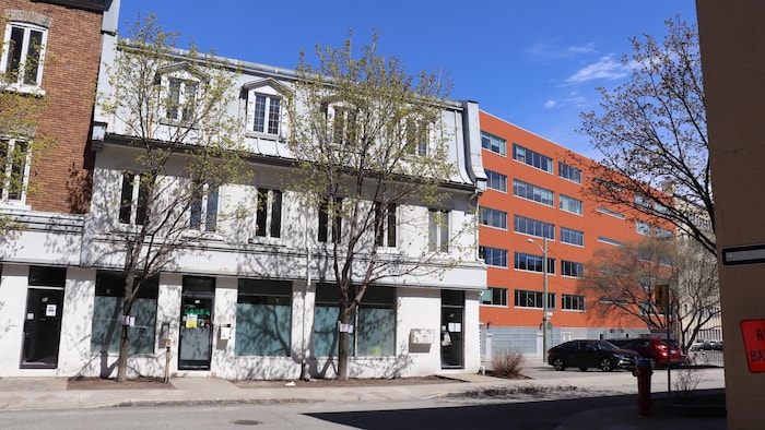 Des bâtiments urbains dans un décor automnale 