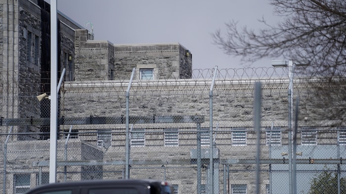 Gros plan sur les murs et les fenêtres de l'établissement carcéral.