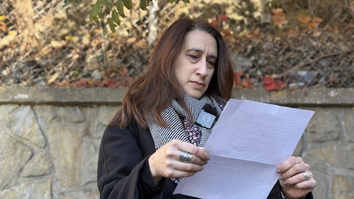 Mireille Elchacar regarde une feuille de papier.