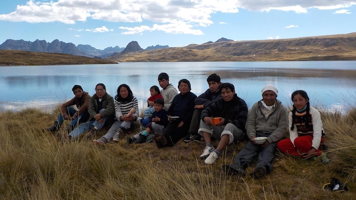 Una familia quechua de Perú en la provincia de Cerro de Pasco, Perú. Detrás de la familia, la laguna de PunRun a 4.400 metros de altura. 