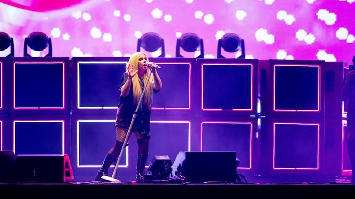 La chanteuse sur scène.