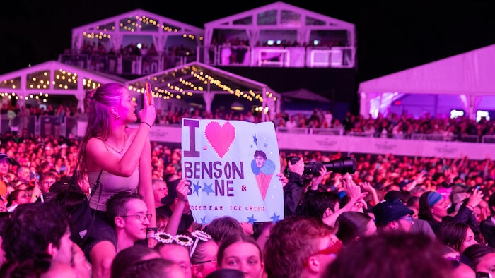 Une foule au spectacle de Benson Boone.