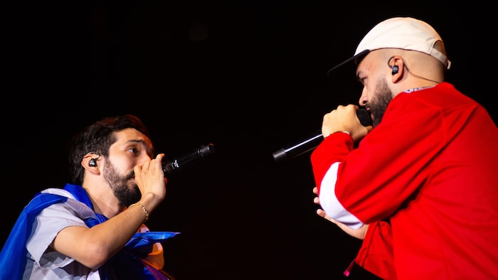 Deux chanteurs face à face.
