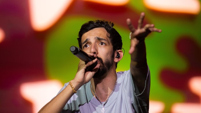 Un chanteur avec un micro.