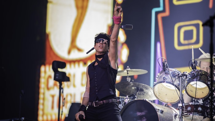 Le chanteur d'Exteme, Gary Cherone, incarne parfaitement l'esthétique hard   rock.