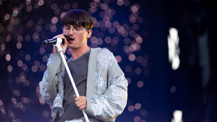 Fredz chante dans un micro.
