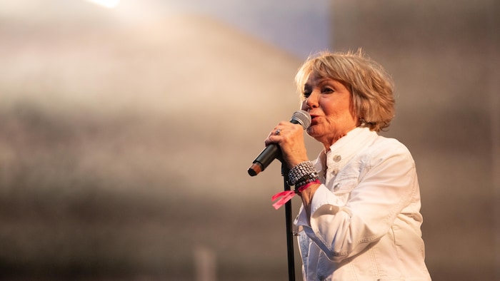 Marjo en prestation sur l'une des scènes du Festival d'été de Québec en 2025.