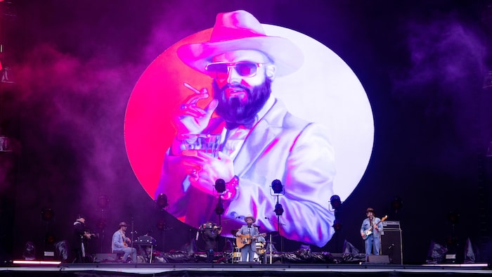 Une scène avec des musiciens.