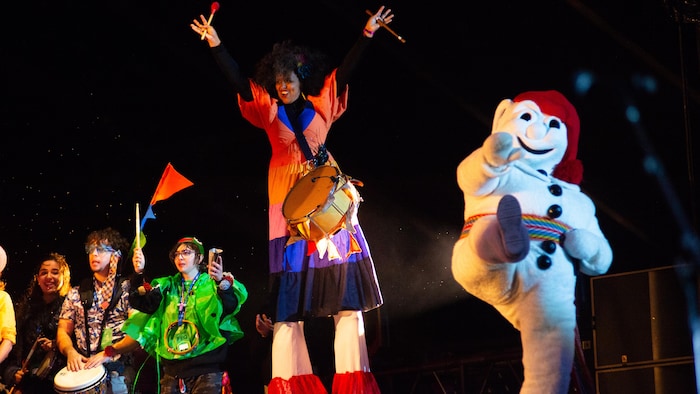 Bonhomme Carnaval sur scène avec des musiciens.