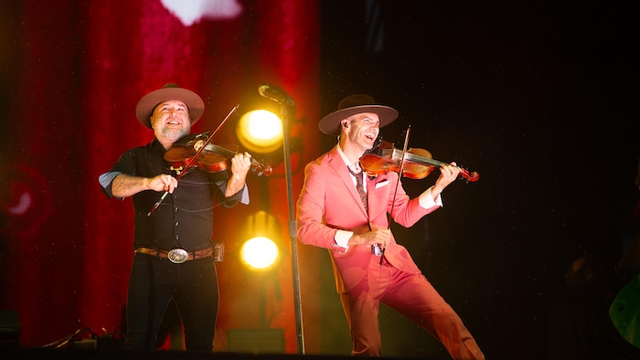Deux musiciens sur une scène.