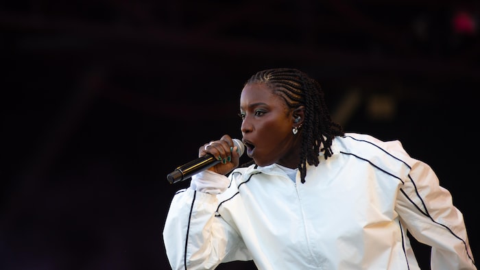 Une femme chante dans un micro.