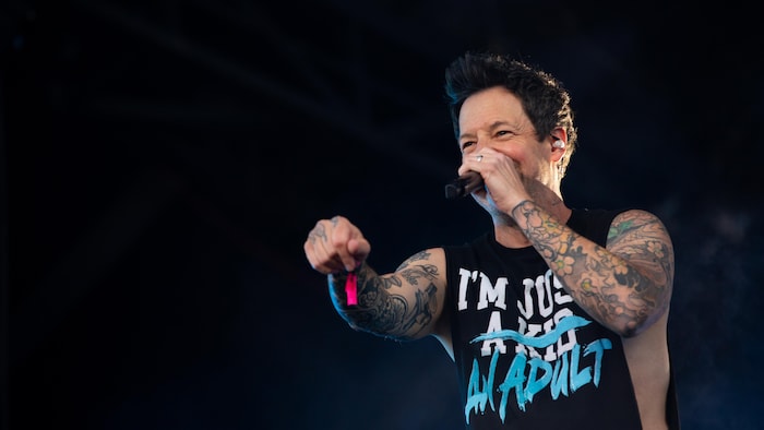 Le chanteur pointe devant lui.