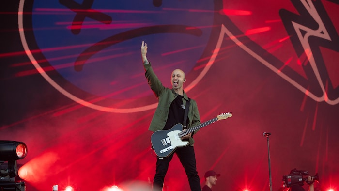 Le musicien est sur scène.